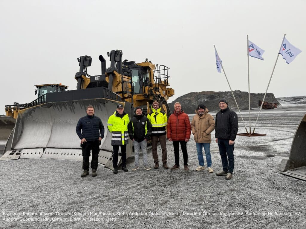 ÍAV tekur við nýrri CAT D10 jarðýtu
